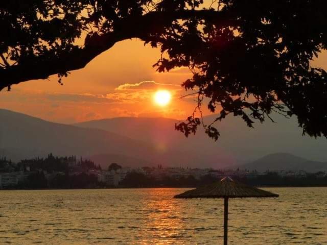 πέτρινο στη θάλασσα Nafpaktos